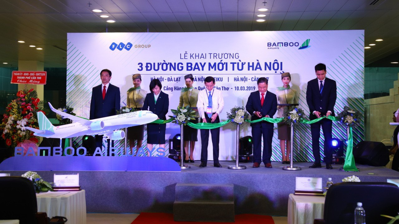 Lễ cắt băng khai trương đường bay Hà Nội - Cần Thơ. 