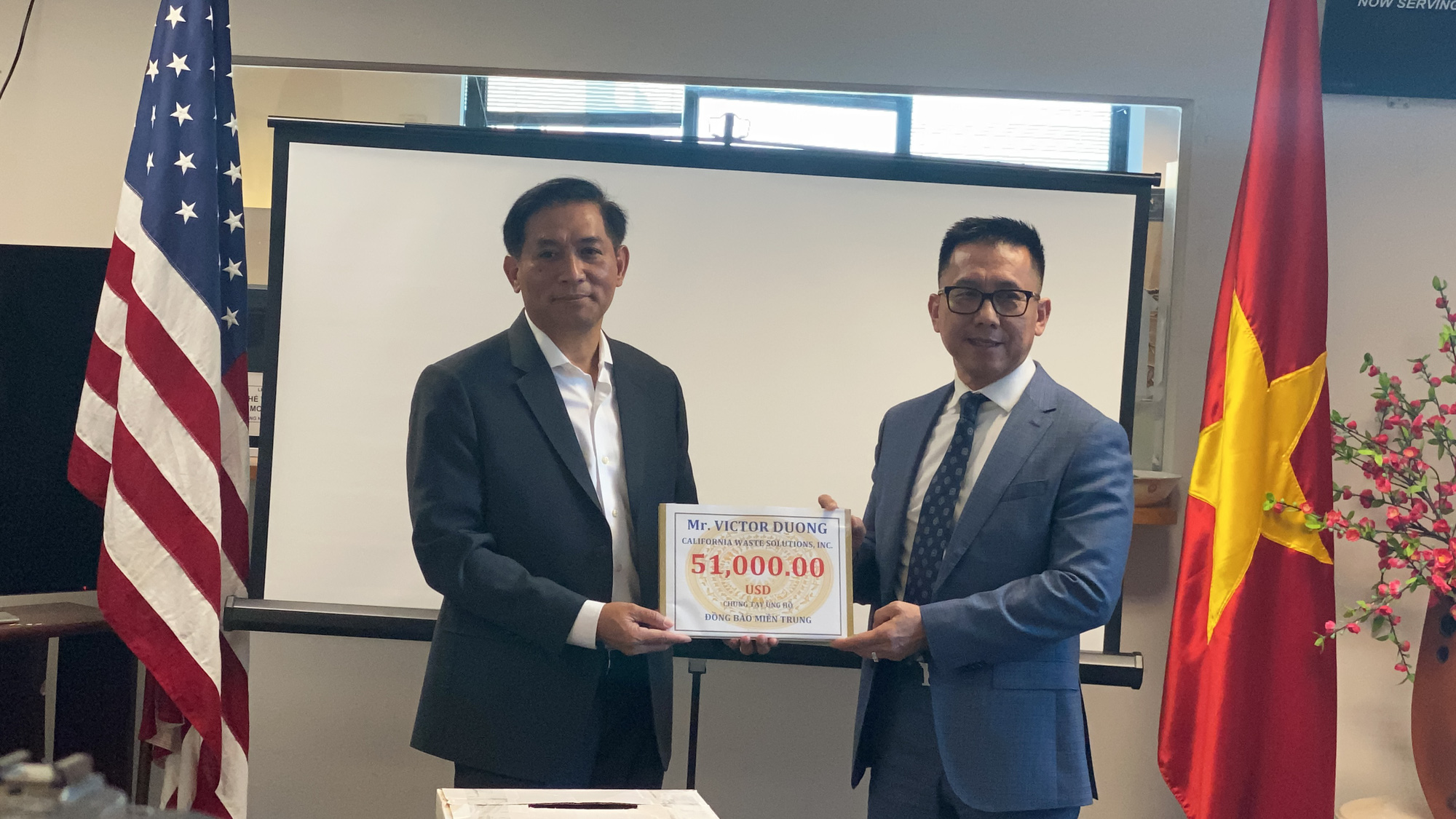 Ông Victor Dương, Phó chủ tịch Hiệp hội doanh nhân Việt Mỹ (VABA) trao 51.000 USD cho Tổng lãnh sự Nguyễn Trác Toàn.