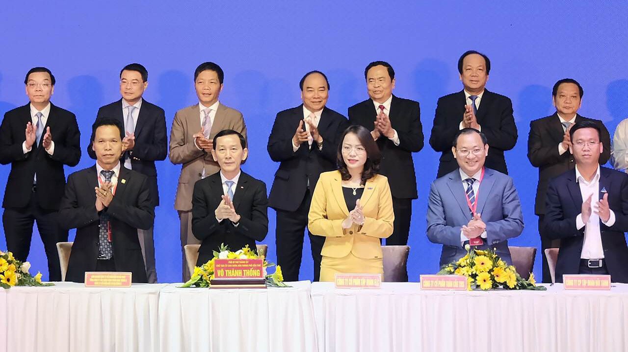 Bà Hương Trần Kiều Dung - Tổng giám đốc Tập đoàn FLC ký kết thỏa thuận hợp tác đầu tư.