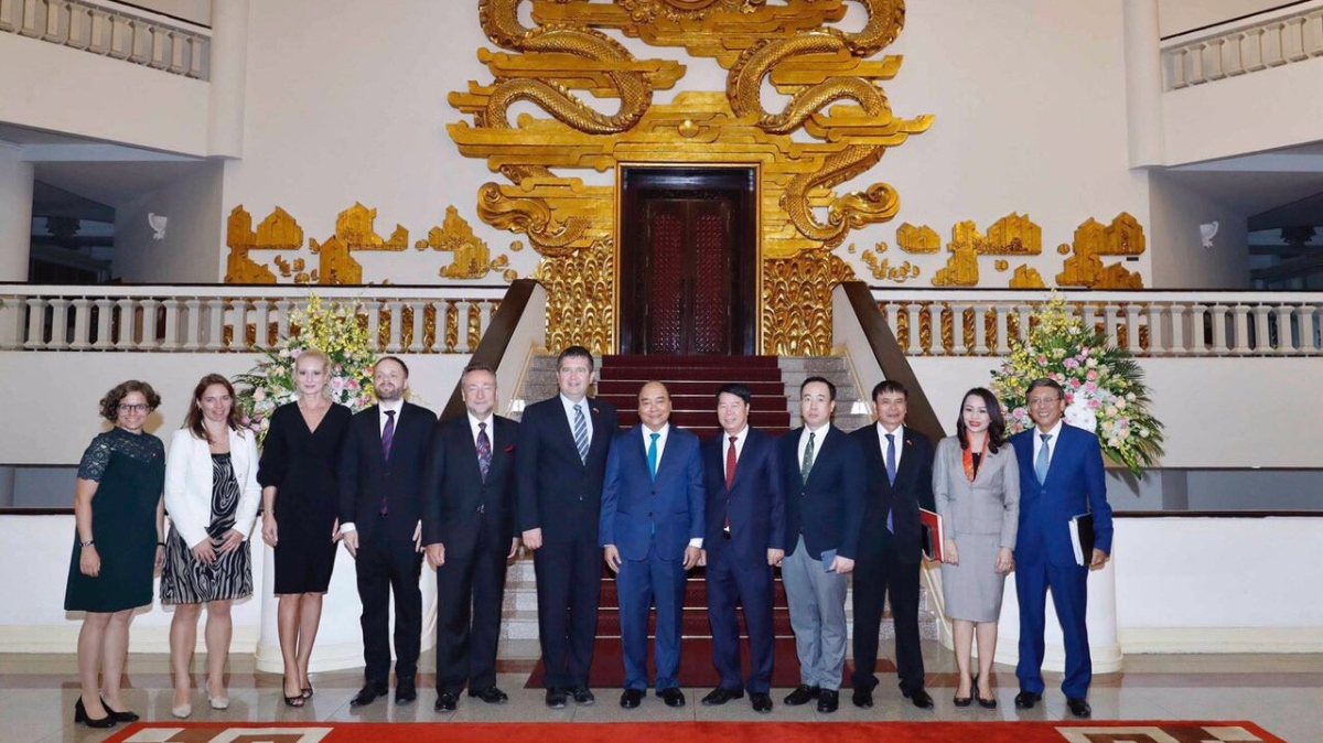 Thủ tướng Nguyễn Xuân Phúc (chính giữa), Phó Thủ tướng, Bộ trưởng Nội vụ CH Séc Jan Hamacek (thứ 6 từ bên trái sang) và đại diện Tập đoàn FLC trong sự kiện.