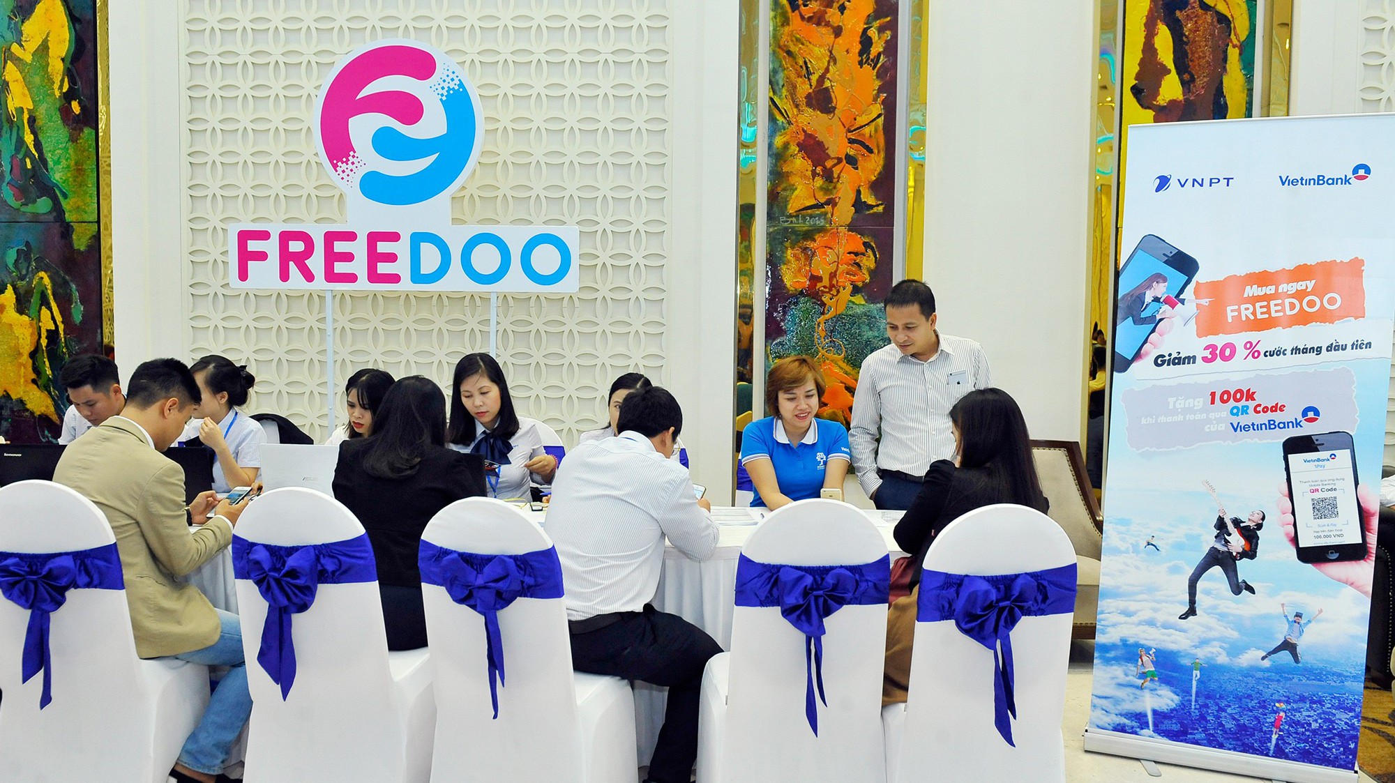 Khách hàng giao dịch thanh toán qua QR Pay.