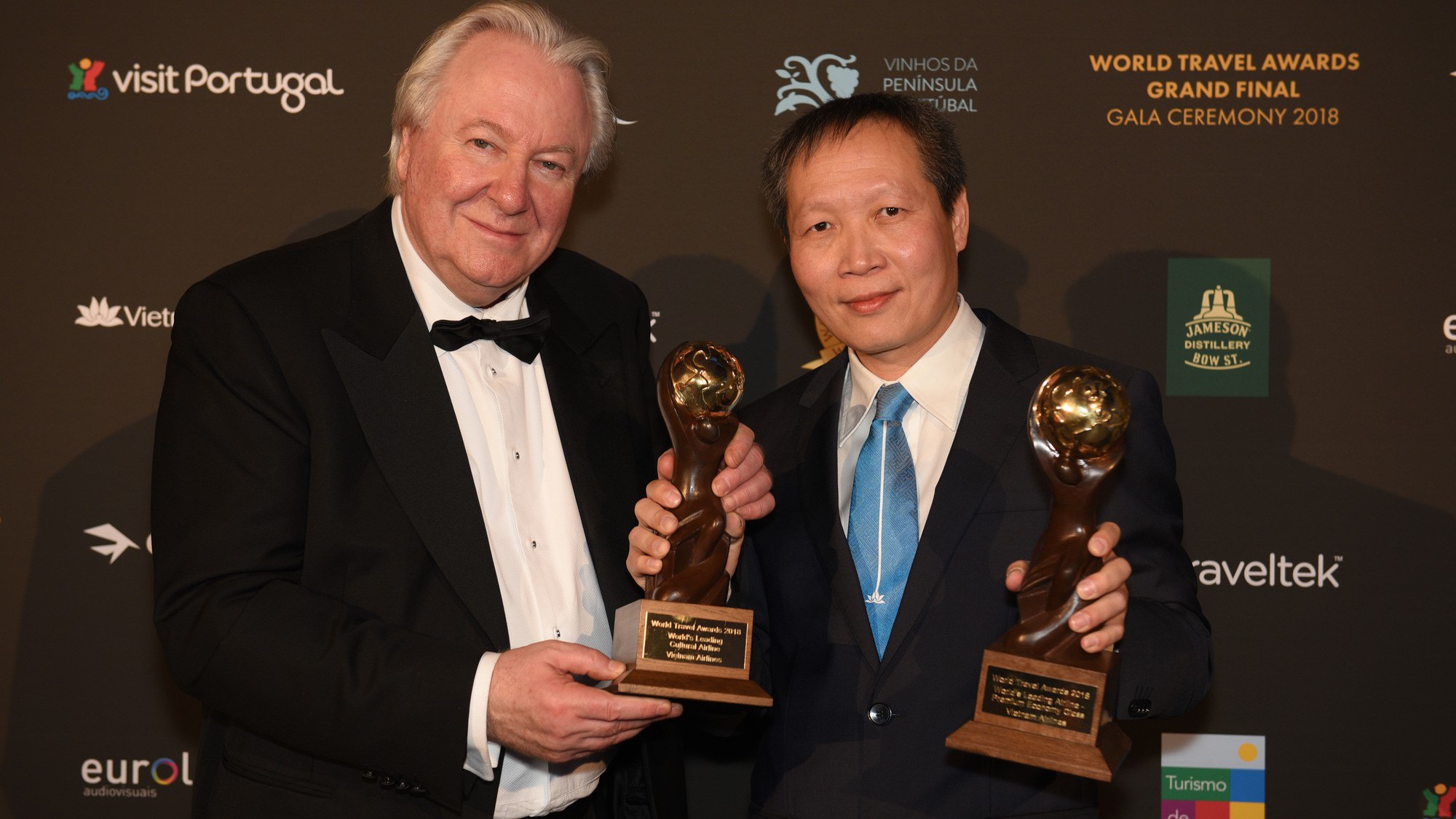 Chủ tịch WTA - ông Graham Cooke chụp ảnh cùng ông Nguyễn Quốc Hưng tại lễ trao giải.