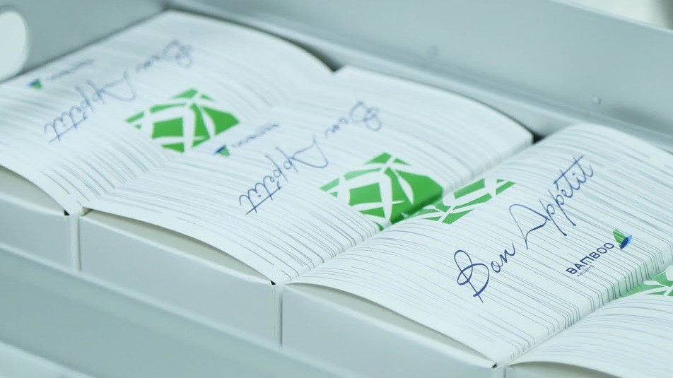 Các chuyến bay Fly Green của Bamboo Airways thay thế sản phẩm nhựa dùng một lần bằng các vật liệu có thể tái chế hoặc tự phân hủy.