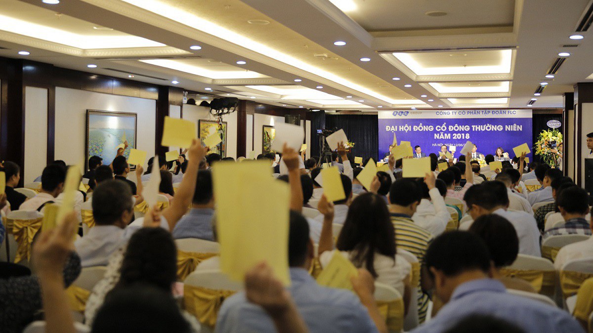 Cổ đông biểu quyết thông qua chương trình đại hội.