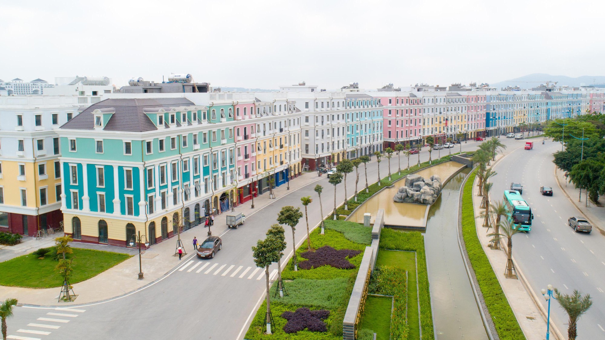 Dãy phố thuộc dự án Sun Premier Village Halong Bay tại Bãi Cháy đã đi vào hoạt động.