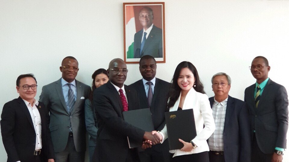 Tổng giám đốc Hội đồng Bông và Điều Bờ Biển Ngà Coulibaly và Phó tổng Giám đốc Tập đoàn T&T Group Nguyễn Thị Thanh Bình ký kết thỏa thuận hợp tác chiến lược tại Abidjan vào tháng 12/2018.