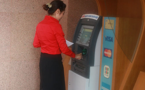 Trước đây, muốn thực hiện các dịch vụ này, khách hàng phải đến quầy giao dịch của MB hoặc tại ATM.