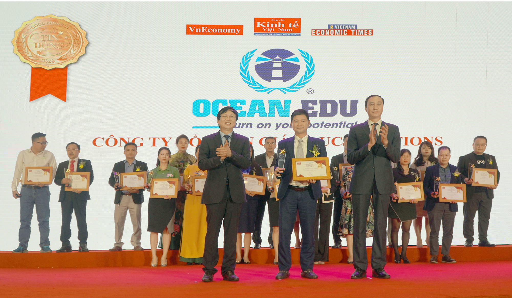 Thầy Đỗ Ngọc Hưng - Phó Tổng giám đốc Ocean Edu Việt Nam (chính giữa) nhận Giải thưởng Top 100 sản phẩm - dịch vụ tin dùng Việt Nam 2020.