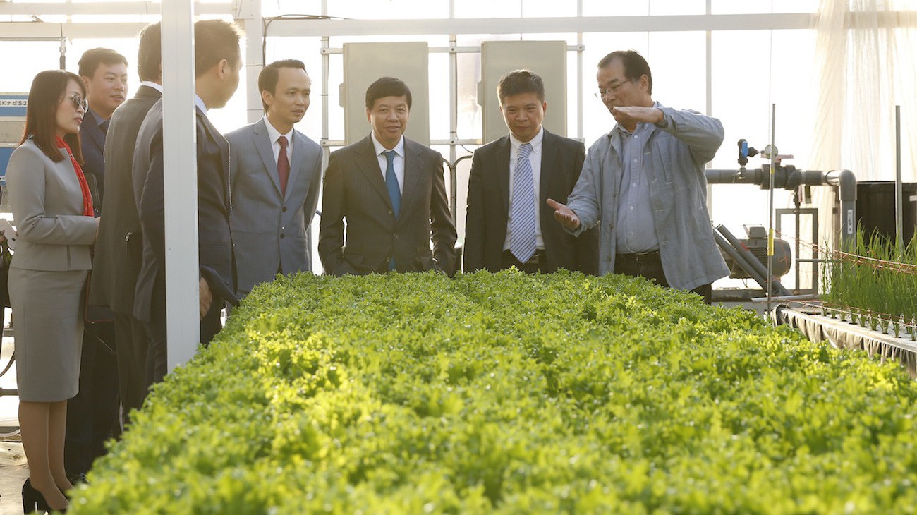 Ông Masayuki Iwai, Chủ tịch của Farmdo giới thiệu các công nghệ cao của nông nghiệp Nhật Bản.