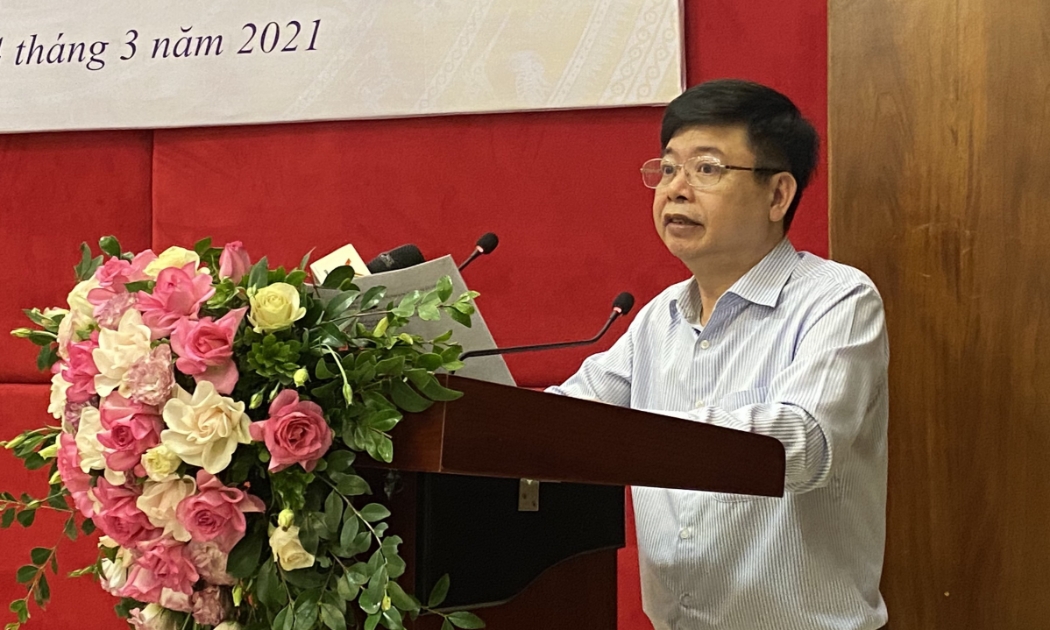 Ông Trần Quốc Túy, Phó ban Quản lý thu sổ, thẻ (Bảo hiểm xã hội Việt Nam) thông tin về thẻ bảo hiểm y tế mẫu mới. Ảnh - BHXH Việt Nam.