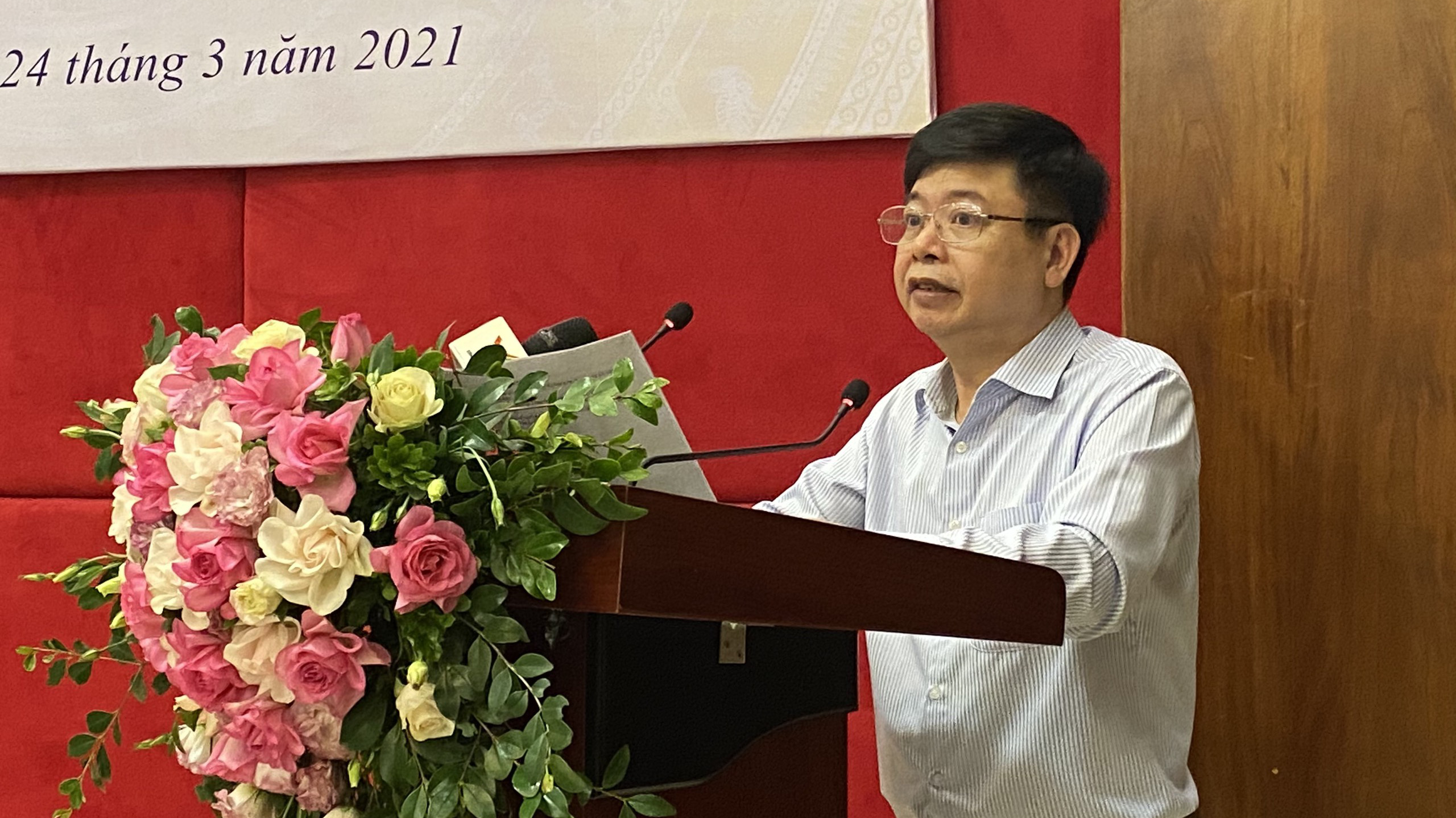 Ông Trần Quốc Túy, Phó ban Quản lý thu sổ, thẻ (Bảo hiểm xã hội Việt Nam) thông tin về thẻ bảo hiểm y tế mẫu mới. Ảnh - BHXH Việt Nam. 