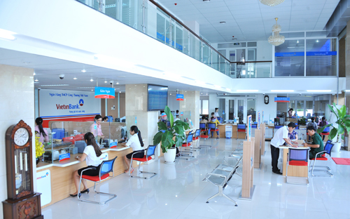 Khách hàng giao dịch tại VietinBank.