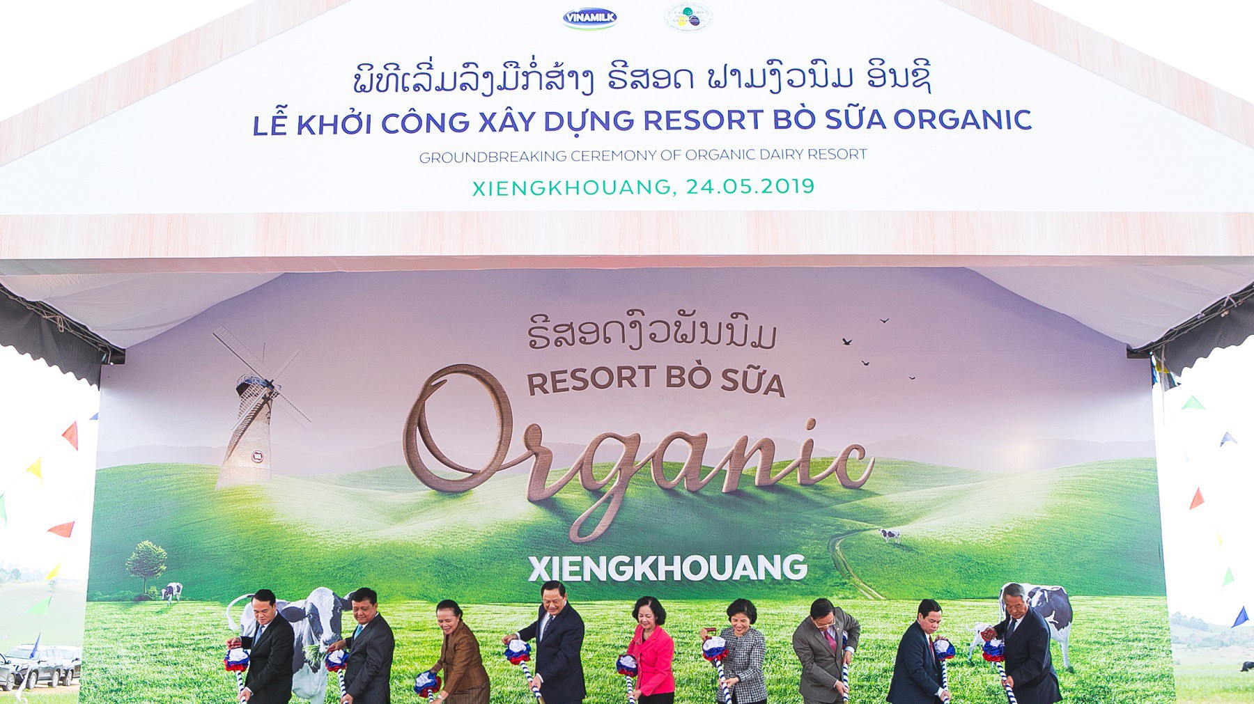 Bà Trương Thị Mai - Ủy viên Bộ Chính trị, Bí thư Trung ương Đảng, Trưởng ban Dân vận Trung ương Đảng Cộng sản Việt Nam; Ông Sonexay Siphandone - Ủy viên Bộ chính trị, Phó thủ tướng Chính phủ, Nước CHDCND Lào cùng các đại biểu và lãnh đạo công ty Lao-Jagro thực hiện nghi thức khởi công dự án Tổ hợp “Resort” bò sữa Organic tại cao nguyên Xiêng Khoảng.