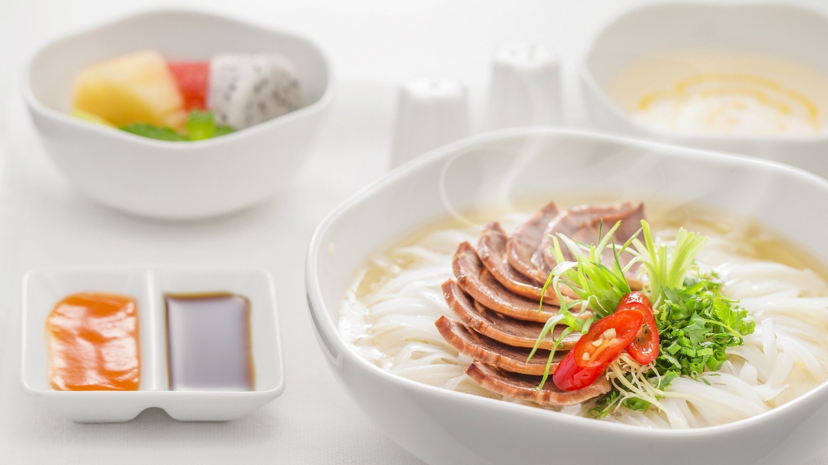 Cùng với đó, hãng đã mang lên chuyến bay những món ăn truyền thống như phở, hủ tiếu, bún bò Huế, gỏi cuốn... để giới thiệu tới hành khách trên những chuyến bay đi ra thế giới. 