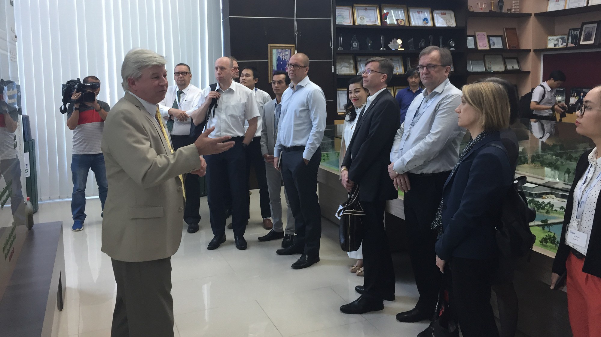 CEO Kevin Moore đang giới thiệu quy trình vận hành, công nghệ xử lý của VWS.