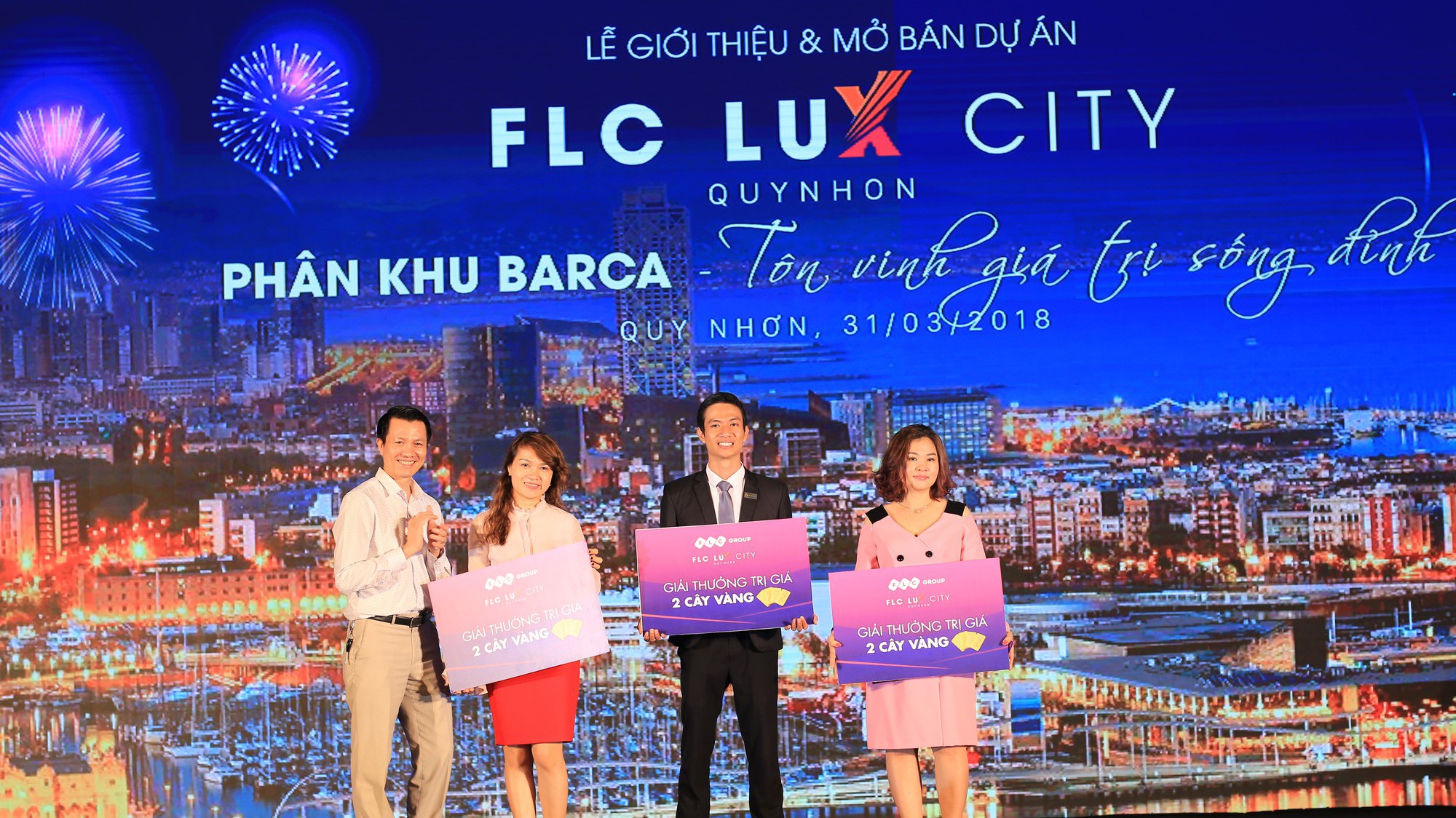 Khách hàng nhận những phần quà giá trị trong sự kiện.