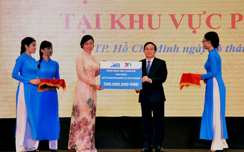 Trong khuôn khổ buổi lễ kỷ niệm 20 năm thành lập MB khu vực phía Nam, ngân hàng cũng trao tặng Quỹ vì người nghèo Tp.HCM 500.000.000 đồng (năm trăm triệu đồng). 