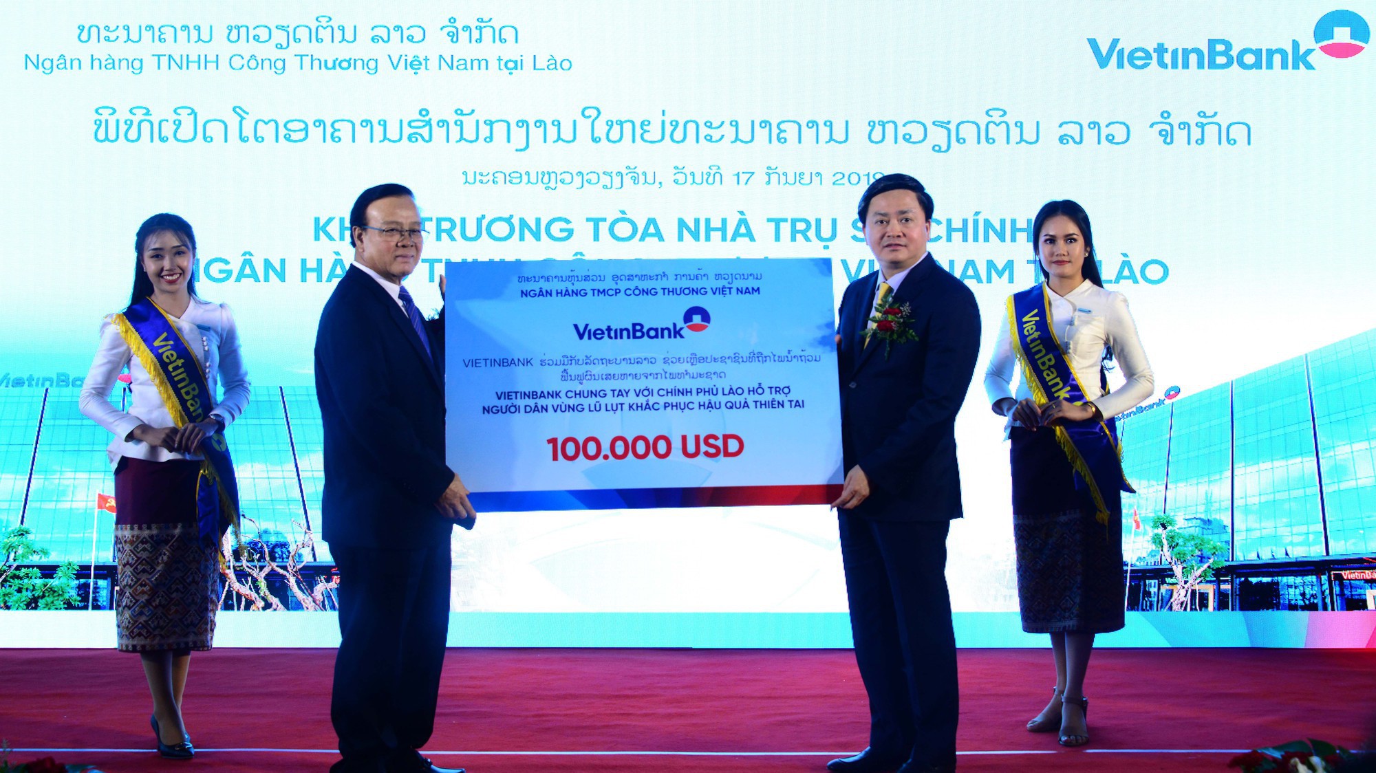 Chủ tịch Hội đồng Quản trị VietinBank, ông Lê Đức Thọ trao tặng Chính phủ Lào số tiền 100.000 USD hỗ trợ người dân một số tỉnh miền Trung và Nam Lào khắc phục hậu quả ngập lụt.