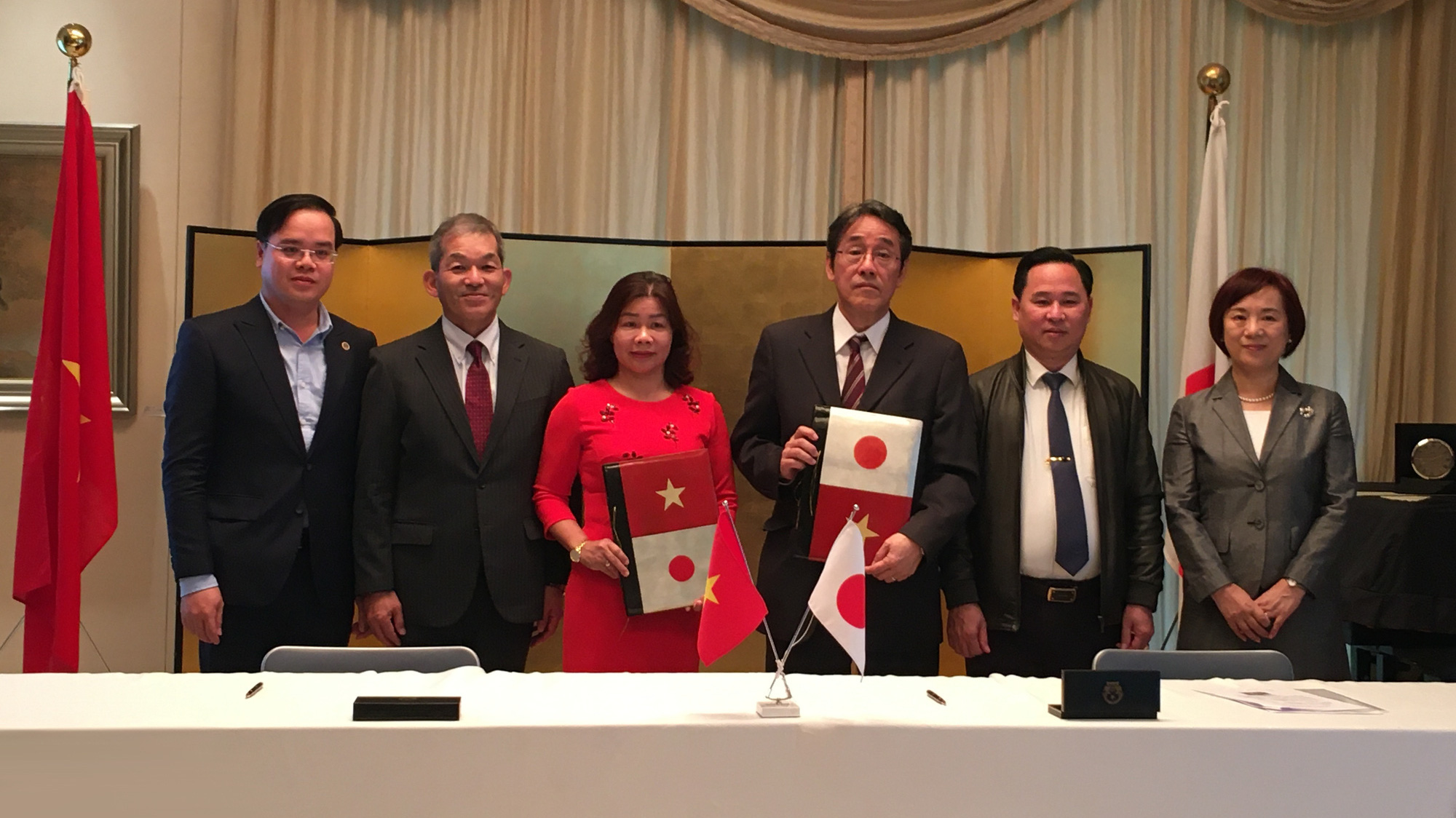 Đại sứ đặc mệnh toàn quyền Nhật Bản cùng đại diện Công ty Ajinomoto Việt Nam và đơn vị nhận viện trợ tại Lễ ký kết.