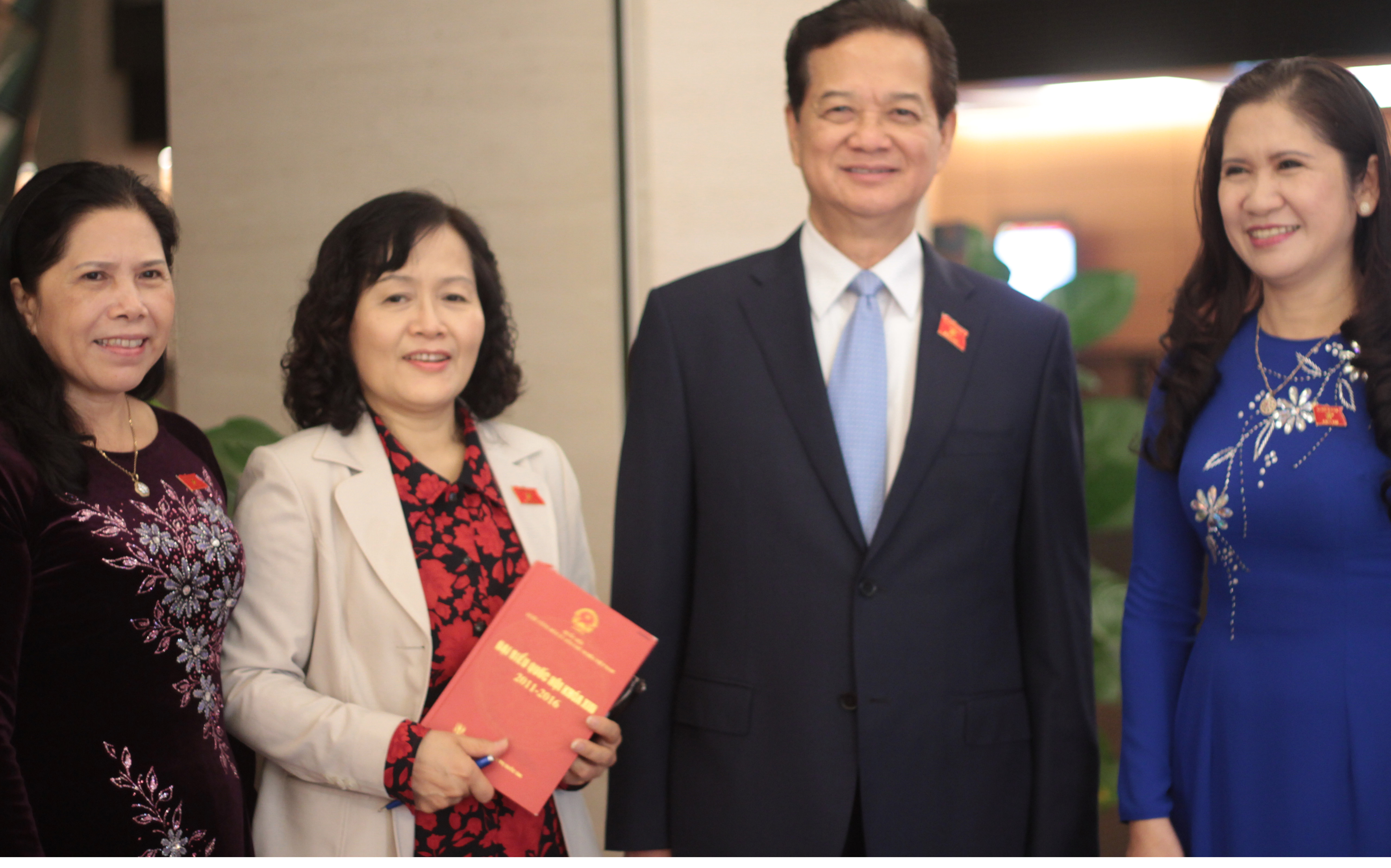 Nguyên Thủ tướng Nguyễn Tấn Dũng cùng các vị đại biểu bên hành lang Quốc hội- Ảnh: Mỹ An.