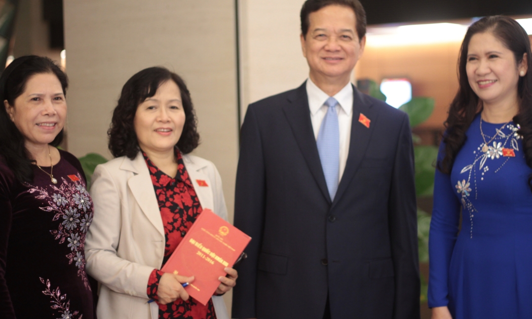 Nguyên Thủ tướng Nguyễn Tấn Dũng cùng các vị đại biểu bên hành lang Quốc hội- Ảnh: Mỹ An.