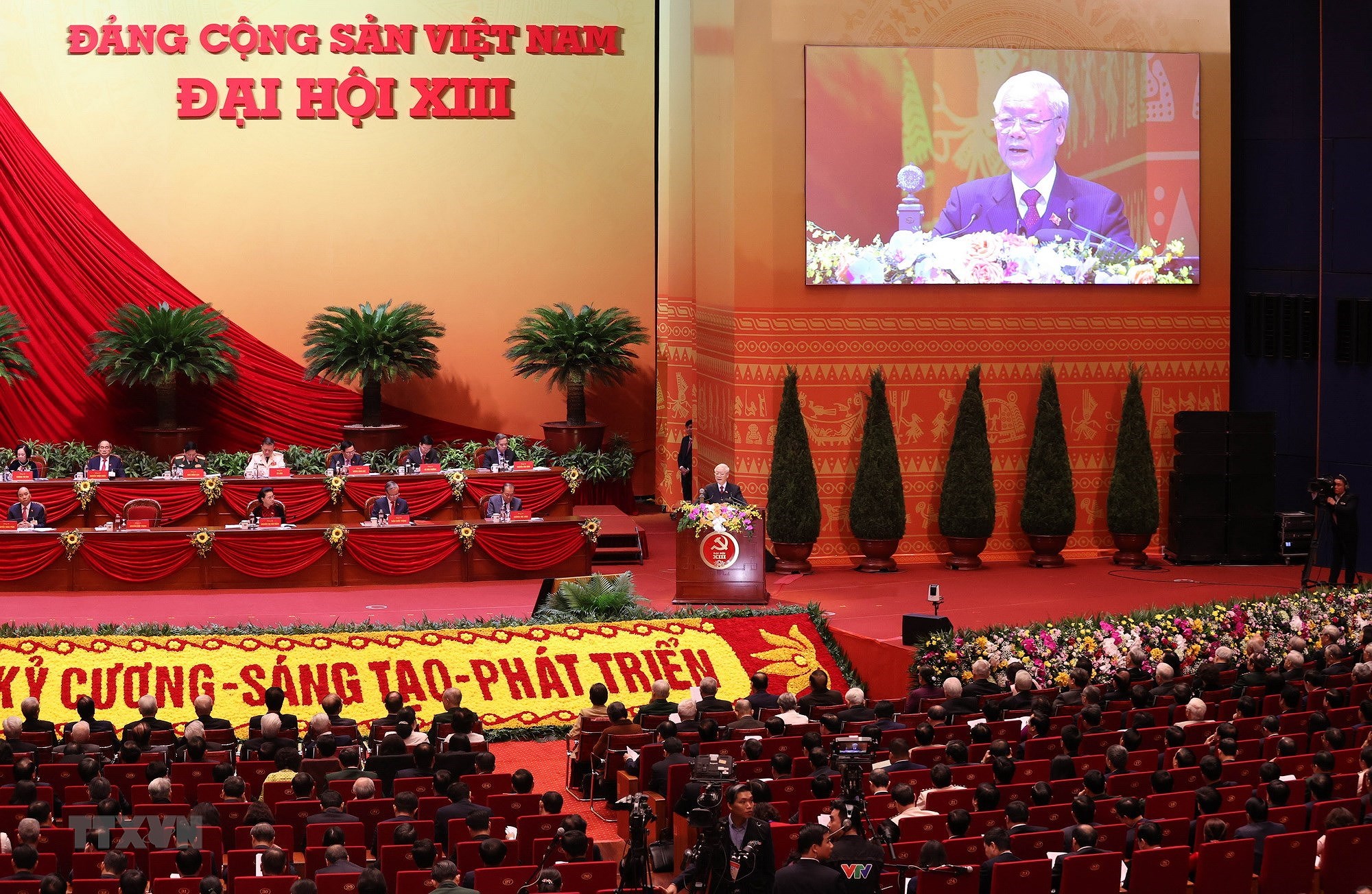 Tổng Bí thư, Chủ tịch nước Nguyễn Phú Trọng đề nghị Đại hội cần thảo luận kỹ lưỡng để đạt được sự thống nhất cao và biểu quyết thông qua các văn kiện của Đại hội, bảo đảm cho sự thành công của Đại hội.