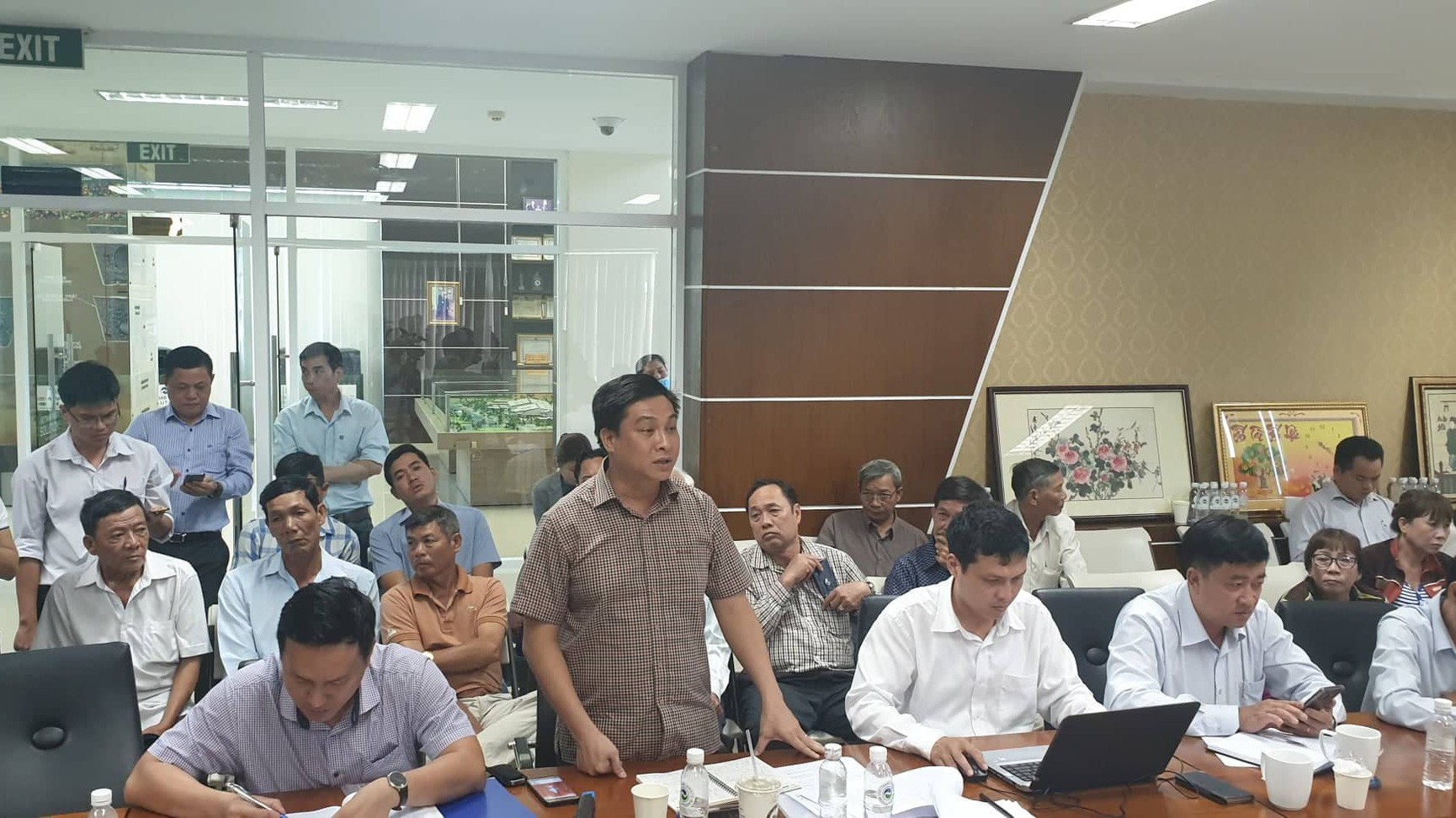 Đại diện Sở Tài nguyên và Môi trường Tp.HCM đang tiếp thu ý kiến phản biện của người dân và góp ý với các đơn vị xử lý chất thải liên quan.