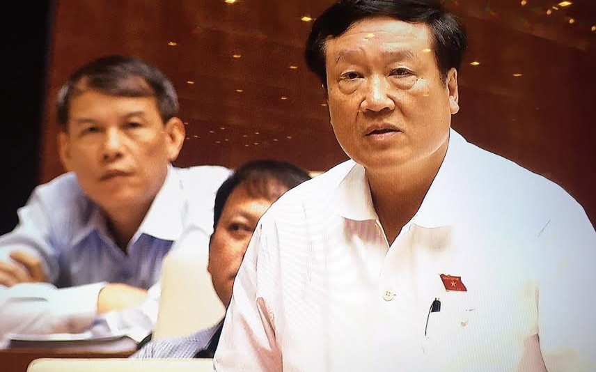 Khi phiên thảo luận của Quốc hội về sửa Bộ luật Hình sự 2015 đang rất sôi nổi với nhiều ý kiến trái chiều về nhiều điều khoản, Chánh án Nguyễn Hoà Bình giơ biển sử dụng quyền tranh luận.<br>