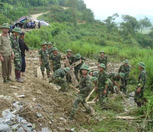 Bộ đội tham gia khắc phục sau cơn lũ.