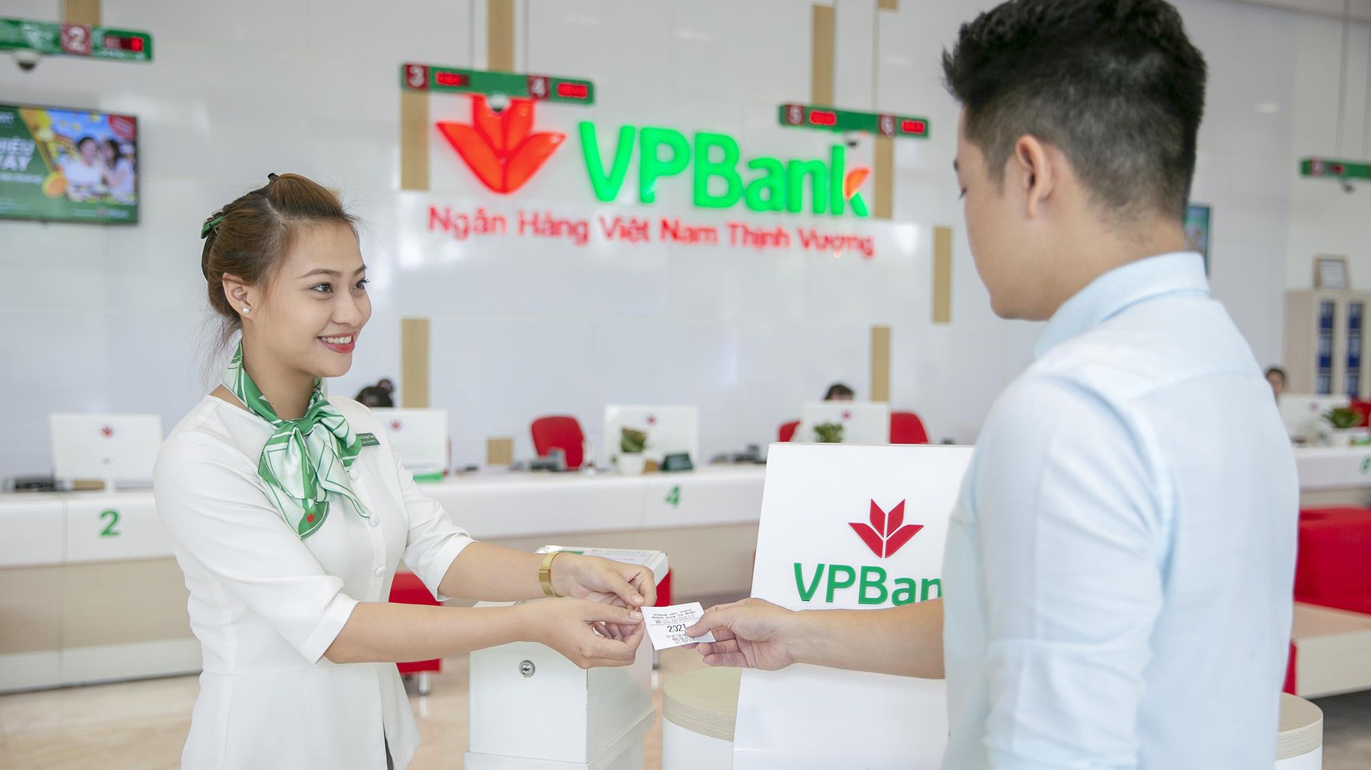 Khách hàng giao dịch tại VPBank.