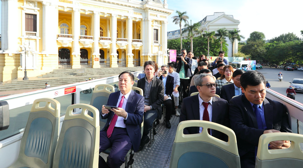 Lãnh đạo Viettel và quan khách test 5G trên xe buýt 2 tầng.