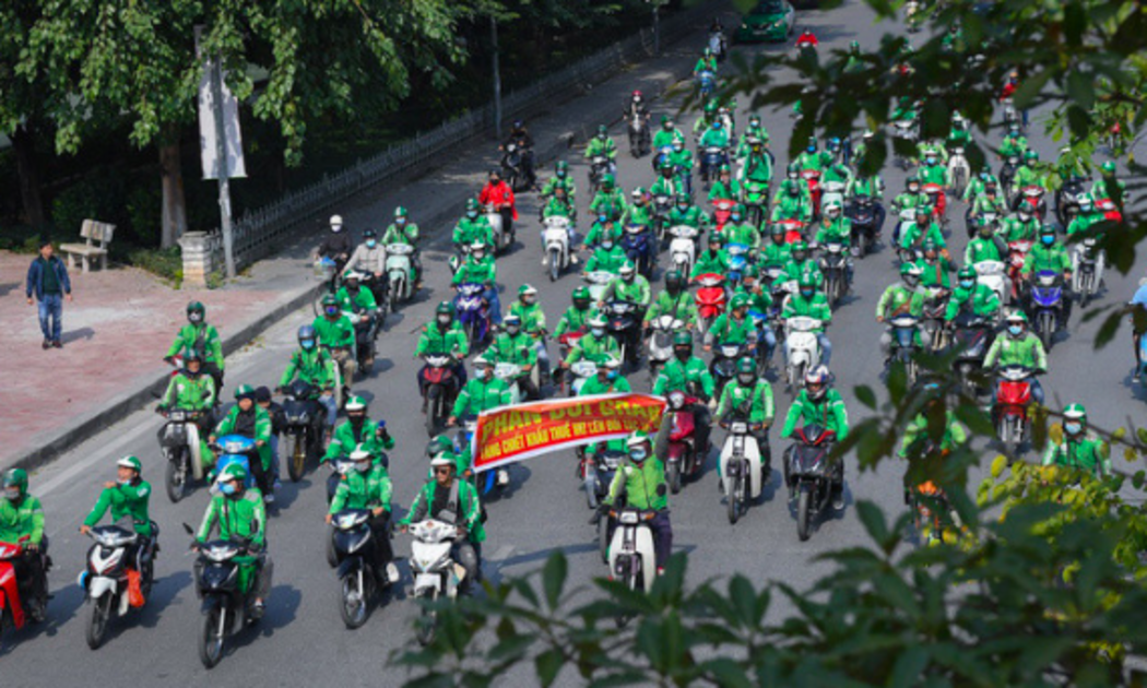Tài xế diễu hành khắp đường phố Hà Nội để phản đối việc Grab tăng chiết khấu.