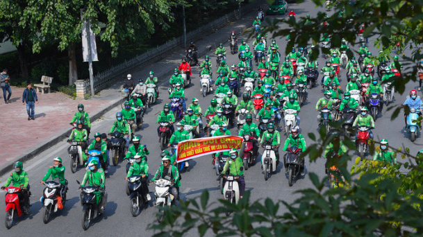 Tài xế diễu hành khắp đường phố Hà Nội để phản đối việc Grab tăng chiết khấu.