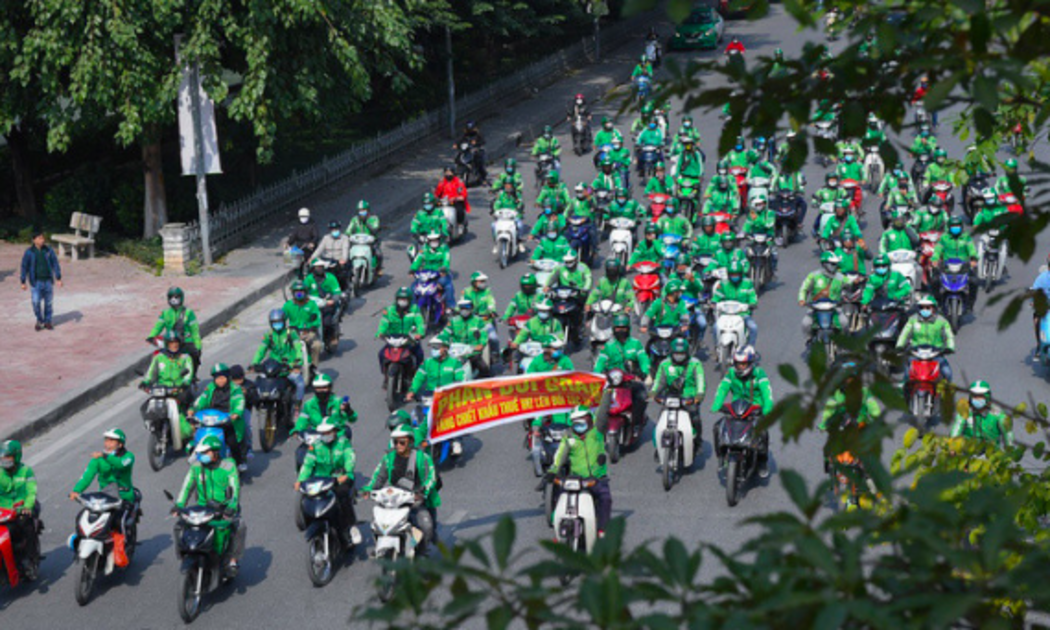 Tài xế diễu hành khắp đường phố Hà Nội để phản đối việc Grab tăng chiết khẩu - ảnh: Zing.