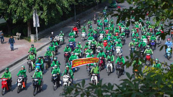 Tài xế diễu hành khắp đường phố Hà Nội để phản đối việc Grab tăng chiết khẩu - ảnh: Zing.