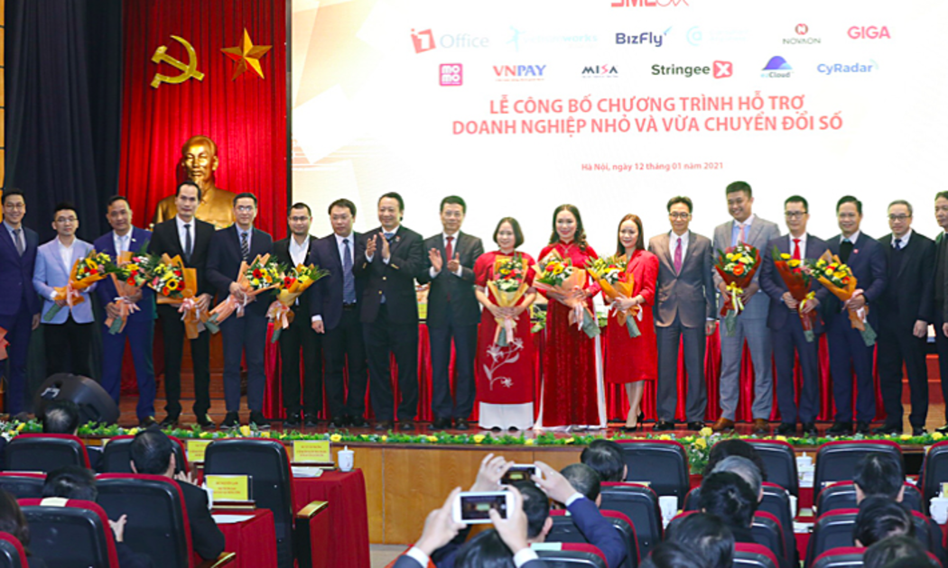 Phó thủ tướng Vũ Đức Đam và Bộ trưởng Nguyễn Mạnh Hùng tặng hoa cho các nền tảng số xuất sắc Make in Viet Nam hỗ trợ doanh nghiệp vừa và nhỏ chuyển đổi số.