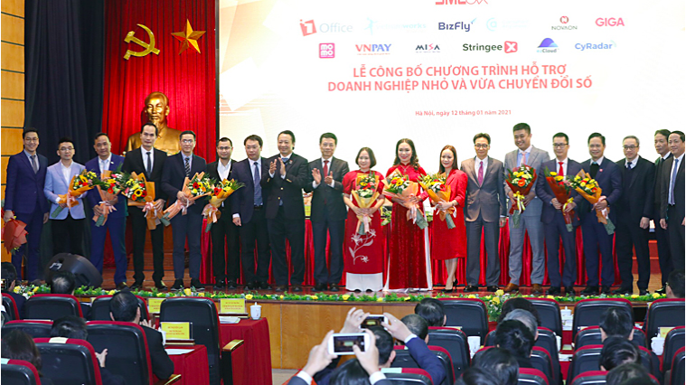 Phó thủ tướng Vũ Đức Đam và Bộ trưởng Nguyễn Mạnh Hùng tặng hoa cho các nền tảng số xuất sắc Make in Viet Nam hỗ trợ doanh nghiệp vừa và nhỏ chuyển đổi số.