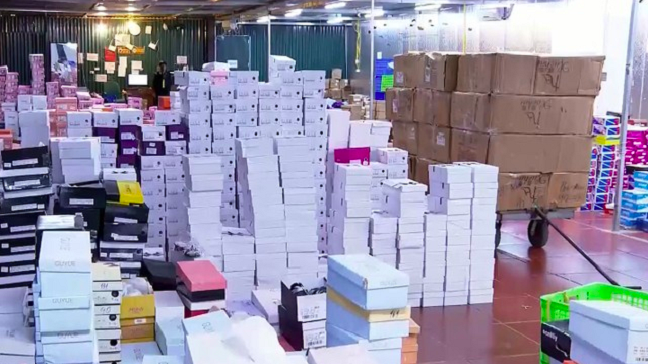 Kho hàng rộng hơn 10.000m2 hoạt động trên địa bàn TP. Lào Cai chứa hàng loạt sản phẩm hàng tiêu dùng (trong đó có trong đó, có một số doanh nghiệp bưu chính tham gia công đoạn vận chuyển) - ảnh: VTV.
