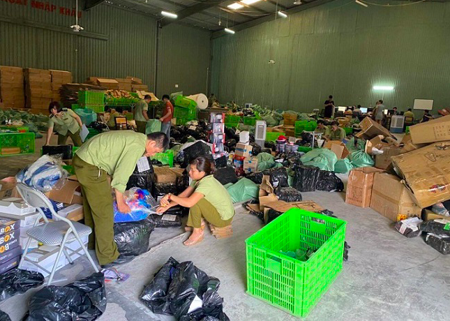 Cục Quản lý thị trường Hà Nội phối hợp với Tổ công tác 368 - Tổng cục quản lý thị trường vừa tiến hành kiểm tra cơ sở dịch vụ bưu chính nằm trong khuôn viên Cảng ICD Mỹ Đình – Hà Nội hồi tháng 7/2020.