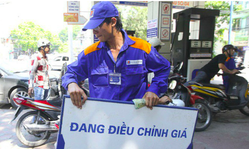 Giá xăng tăng lên 17.270 đồng/lít