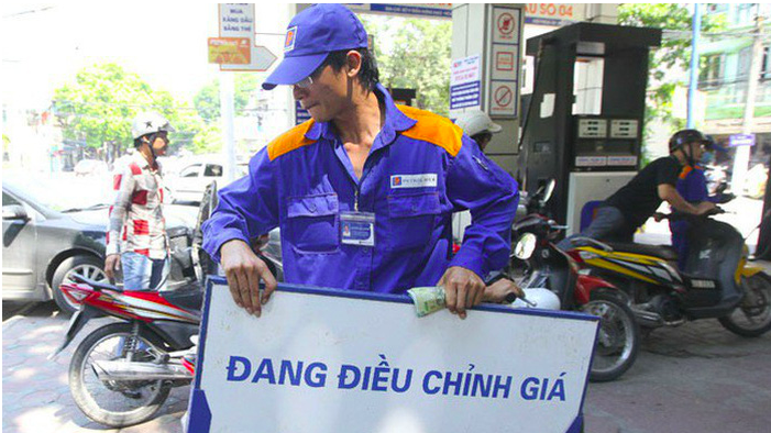 Giá xăng RON 95 vừa được điều chỉnh tăng 340 đồng/lít, xăng E5 RON 92 tăng 361 đồng/lít. 