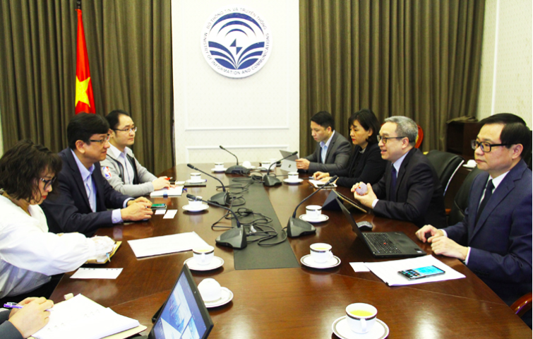 Buổi l&agrave;m việc giữa l&atilde;nh đạo c&ocirc;ng ty Luxshare Việt Nam v&agrave; Bộ Th&ocirc;ng tin v&agrave; Truyền th&ocirc;ng h&ocirc;m 27/1.