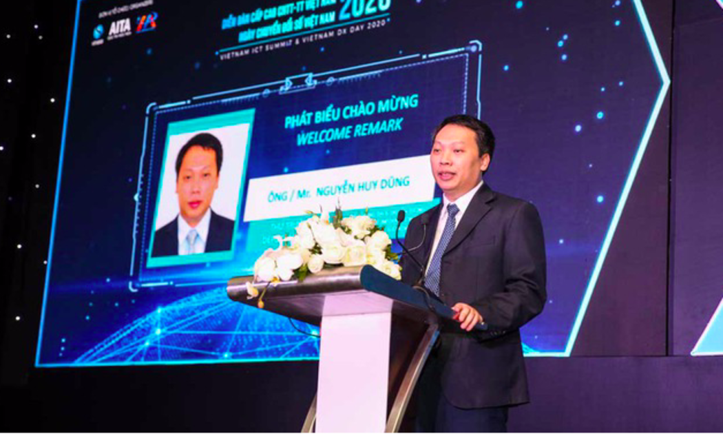 Thứ trưởng Nguyễn Huy Dũng trong một sự kiện về công nghệ thông tin - truyền thông.