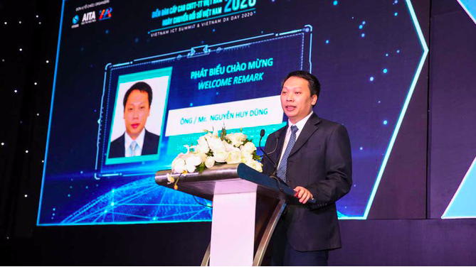 Thứ trưởng Nguyễn Huy Dũng trong một sự kiện về công nghệ thông tin - truyền thông.