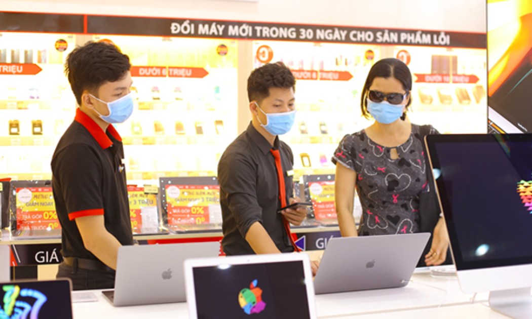 Nhân viên FPT Shop tư vấn khách hàng mua sản phẩm laptop.