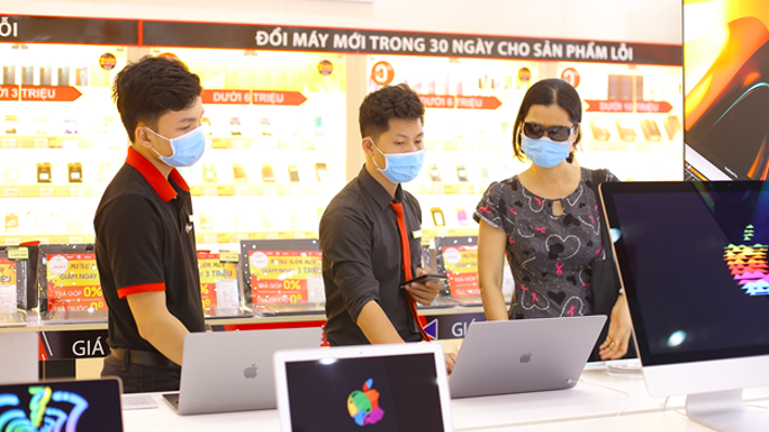 Nhân viên FPT Shop tư vấn khách hàng mua sản phẩm laptop.