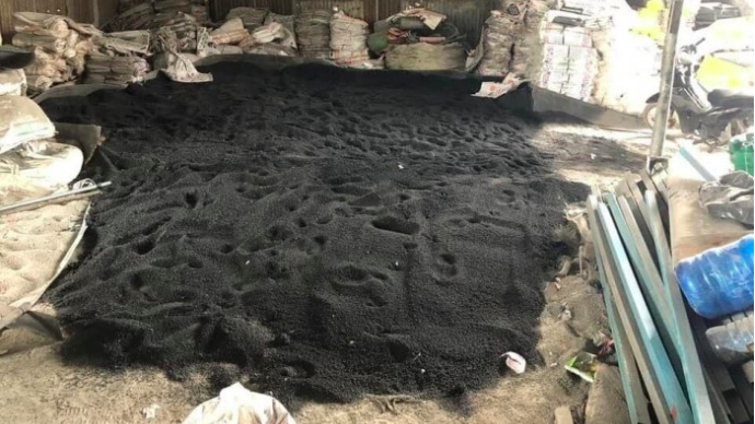 Phân bón giả được phát hiện tại hiện trường.