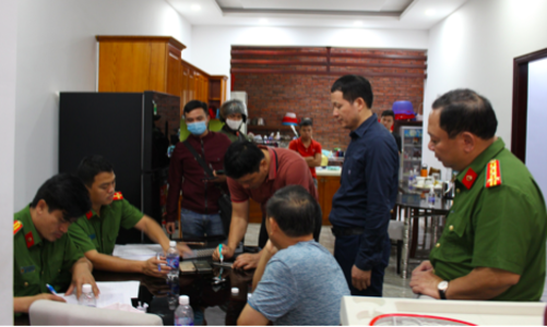 Khám xét 10 điểm kinh doanh liên quan đến buôn lậu, sản xuất xăng giả