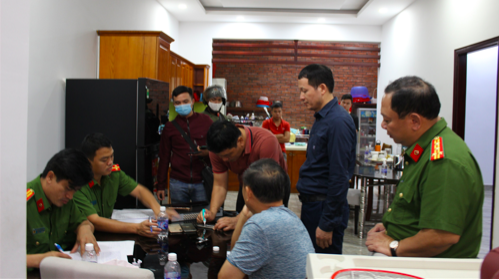 Lực lượng chức năng thực hiện khám xét tại nhà của đối tượng Lê Thanh Tú - Ảnh: Bộ Công an.
