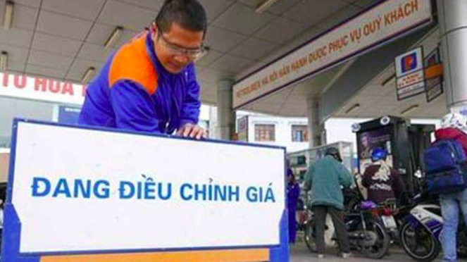 Giá xăng E5 RON 92 bán lẻ tăng 691 đồng/lít, lên mức 17.722 đồng/lít.